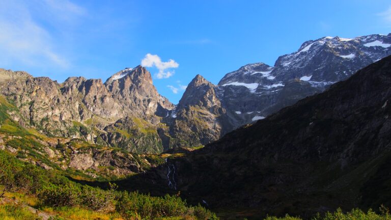 Beim Abstieg von der Kröntenhütte loht sich ein Rückblick zum Fulbach-Wasserfall.