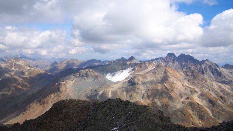 Blick über den Ostgrat mit Steinmännchen zum Scalettahorn