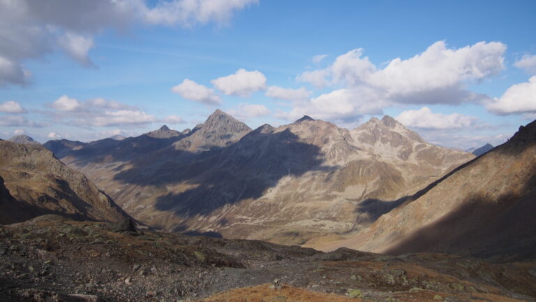 Blick zum Schwarzhorn auf der anderen Seite des Dischmatals beim Rückweg zum Scalettapass