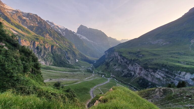 Blick auf das Tal der Engelberger Aa, in dem der Rückweg verläuft.