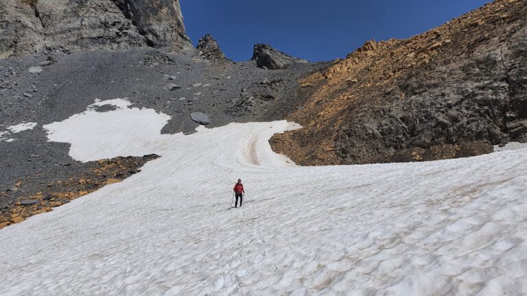 Abstieg von der Schlossberglücke - im Juni oft noch mit Schnee.