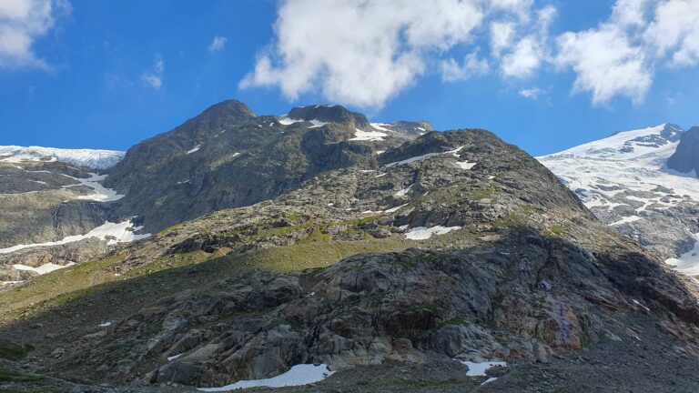 Blick vom Parkplatz Umpol auf den Hüttenzustieg. Ganz oben auf dem Buckel liegt die Tierberglihütte.