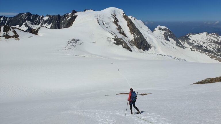 Abstieg vom Sustenhorn auf das flache Gletscherplateau