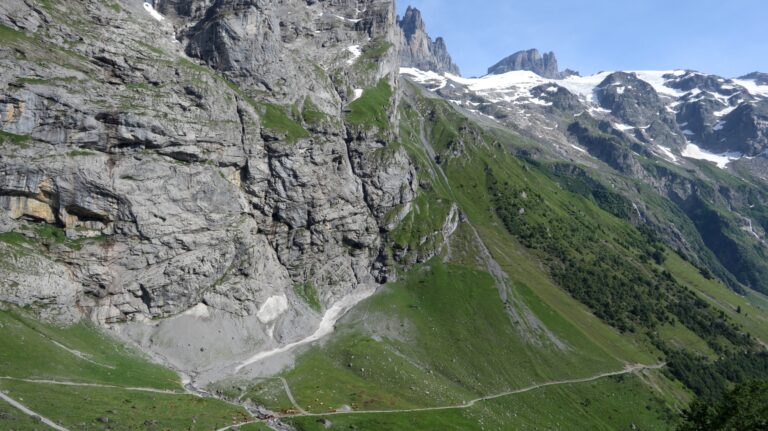 Blick auf Chnollen, wo der Alpinweg zur Spannorthütte beginnt (immer an der Felswand entlang).