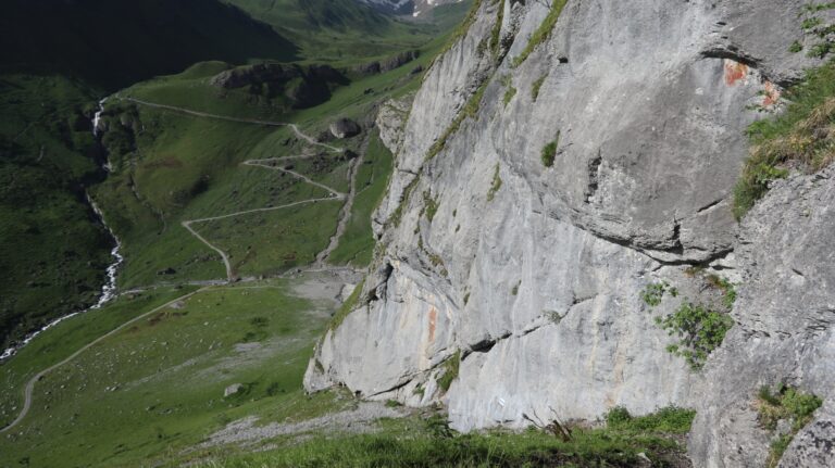 Es geht immer an der Felswand des Schlossbergs entlang.