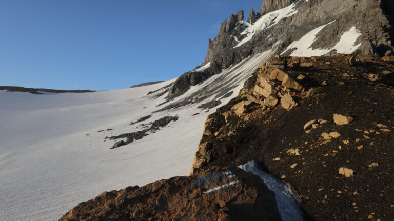 Von der Schlossbergücke geht es über den flachen Schlossberggletscher weiter.