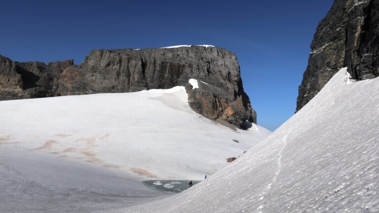 Kurz vor dem Spannortjoch. Zum Einstieg in die Rinne mit Fixseil steilt sich der Gletscher auf.