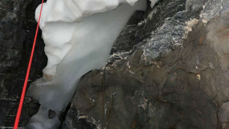 Die Einstiegsrinne ist durch ein Fixseil entschärft. Früh in der Saison können Schneereste oder Eisklötze den Einstieg erschweren.