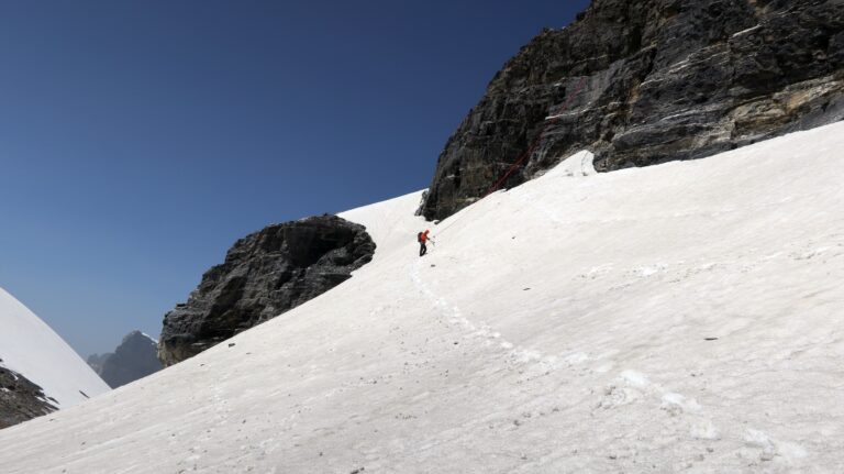 Die unterste (4.) Abseilstelle auf den Gletscher, rechts von der Rinne mit Fixseil.