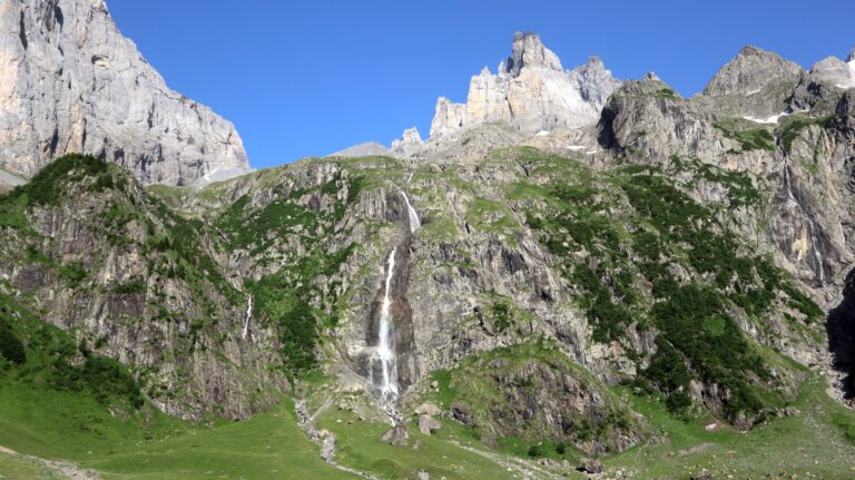 Am Restaurant Stäfeli kann man bei einer Pause die schönen Wasserfälle bewundern.