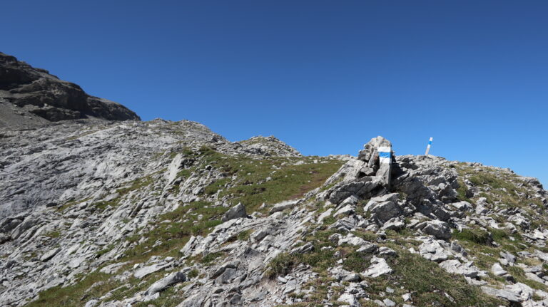 Vom Fisetenpass führt ein Alpinwanderweg zum Gemsfairenstock.