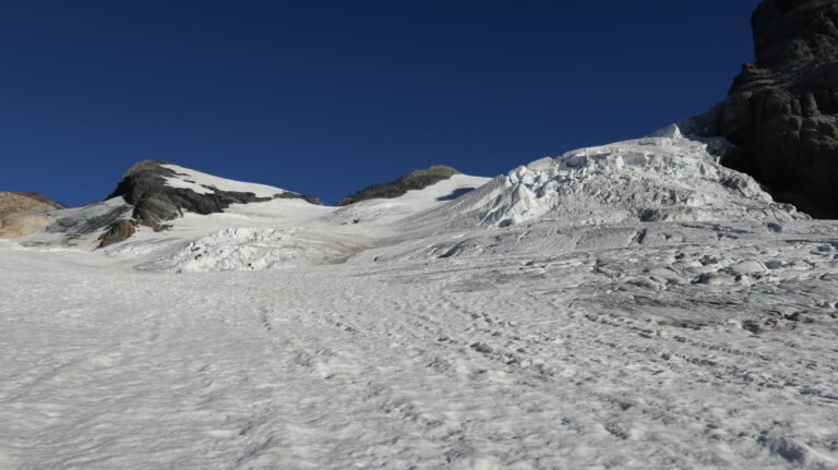 Hinter den beiden Séraczonen, am Fuss des Piz Dado, steigt man zum Tödi auf.