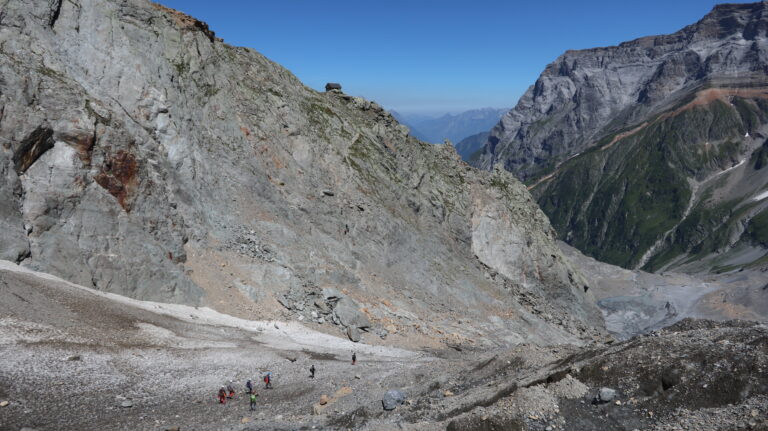 Abstieg zwischen Geröll und Firnresten zum Grünhornhütte-Klettersteig