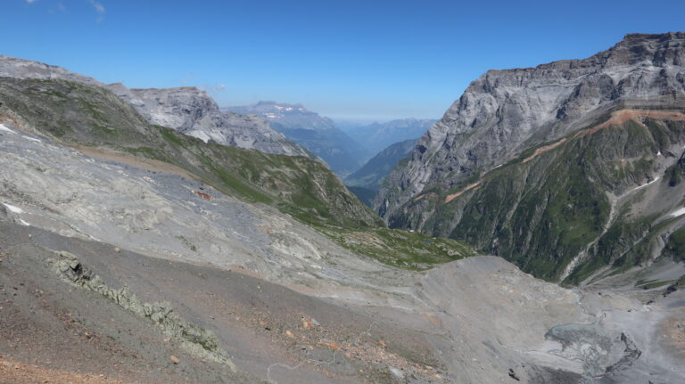 Blick von der Grünhornhütte auf den Weg zur Fridolinshütte