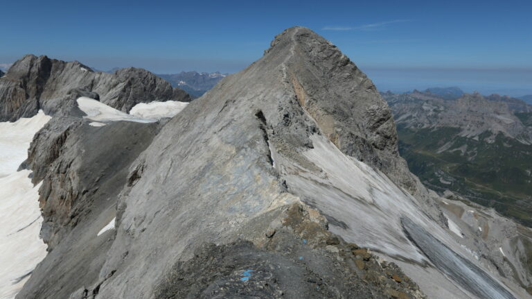 Vom Ende der Kletterei an den Ketten geht es am oberen Rand des Nordwand-Gletschers über den Grat zum Vorgipfel hinauf.