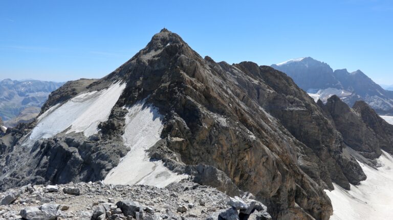 Blick vom Vorgipfel zum Hauptgipfel