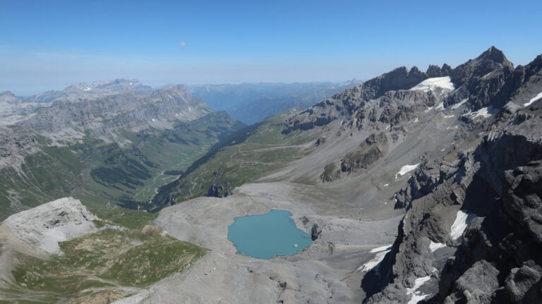 Seitenblick vom Plateau vor dem Iswändli zum Griesssee