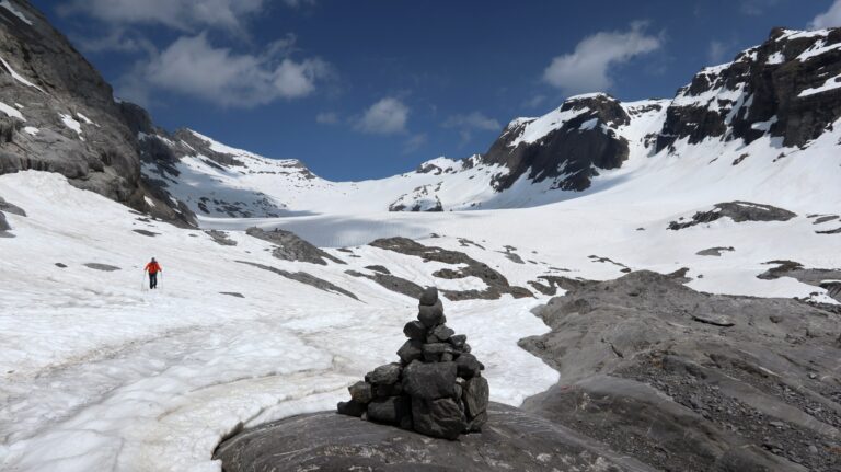 Steinmännchen markieren den Weg von der Glärnischhütte zum Gletscher.