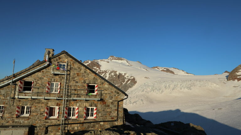 Von der Tierberglihütte hat man einen guten Blick aufs Sustenhorn.