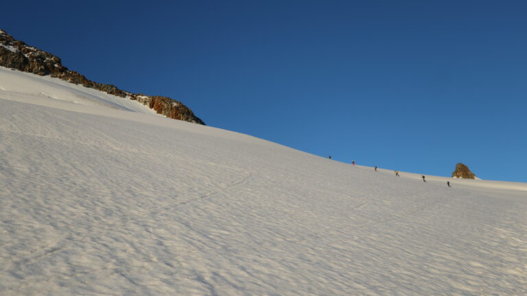 Seilschaft auf dem Weg zum Gwächtenhorn-Westgrat