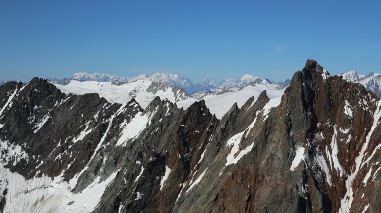 Gipfelblick über den Hinter Tierberg zu den Walliser Alpen