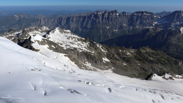 Tiefblick auf Seilschaften im Zustieg zum Mittler Tierberg