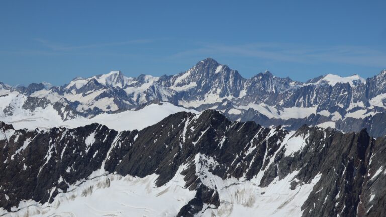 Gipfelblick zu den Berner Alpen, das Finsteraarhorn sticht hervor.