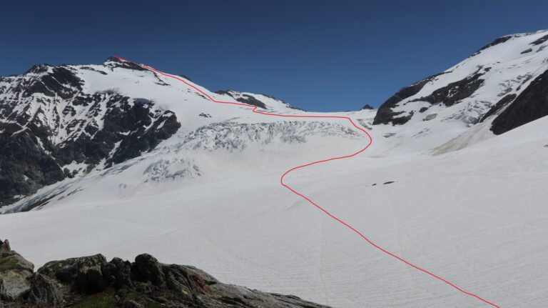 Abstiegsroute vom Sustenhorn von der Tierbeglihütte aus gesehen. Der Weg durch die obere Spaltenzone kann je nach Verhältnissen anders verlaufen. Der Weg zum Gipfel verläuft hinter den Felsen (Punkte).