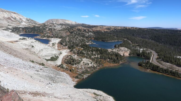 Ausblick vom Aussichtspunkt auf Lake Marie, Mirror Lake und Lookout Lake