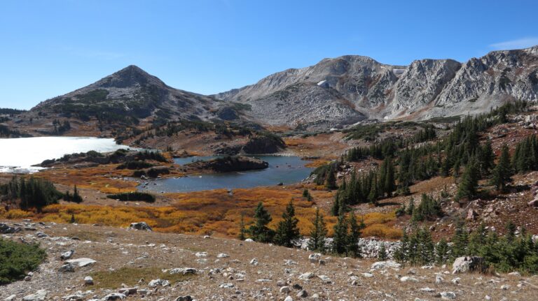 Lewis Lake mit dem Kegel des Sugarloaf (Zuckerhut) Mountain