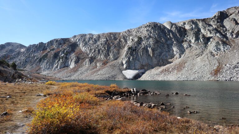 South Gap lake mit mächtigem Schneerest