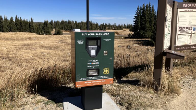 Ticketautomat an der Strasse zum Libby und Lewis Lake