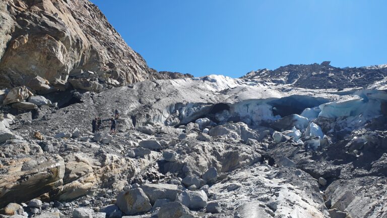 Der Aufstieg auf der Zunge des Gornergletschers ist etwas mühsam.