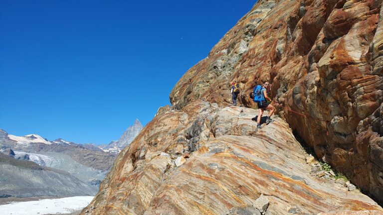 Aufstieg vom Gornergletscher über einen gesicherten Felskorridor.