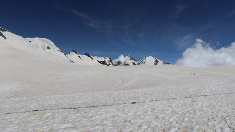 Blick von der Skipiste über das Breithornplateau