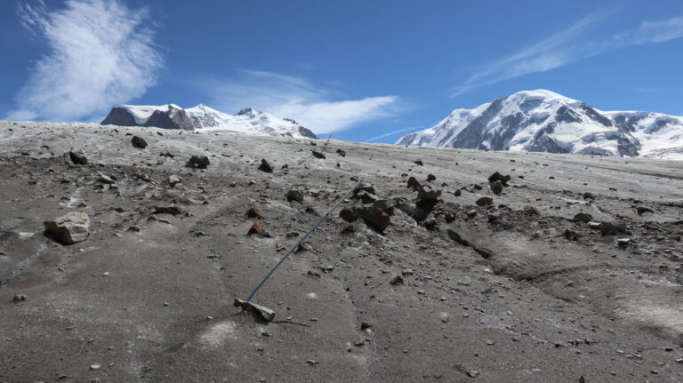 Der Weg über den Gornergletscher ist gut mit Stangen markiert.