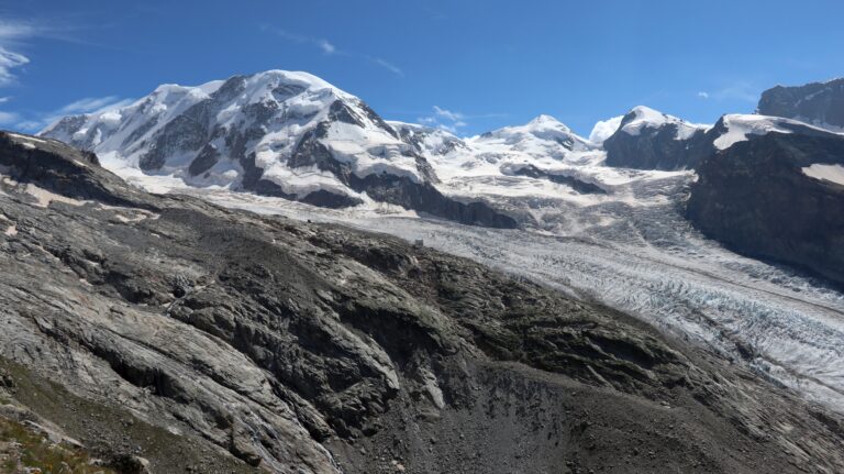 Nach dem Gletscher steht eine lange Querung bevor.