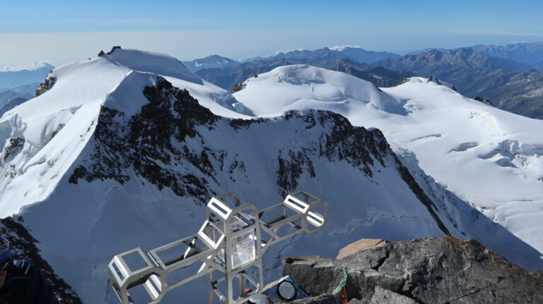 Gipfelkreuz vor der Signalkuppe mit der Capanna Margherita