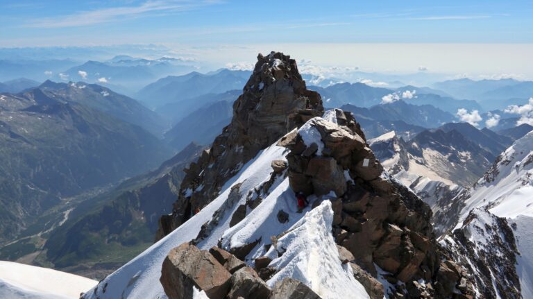 Blick zur Dunantspitze, die Abseilpiste beginnt davor. Der Fels mit der Tafel ist etwas abdrängend, es steckt aber ein Haken zum Sichern.