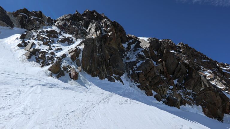 Das eisige Couloir, durch welches abgeseilt wird, vom Silbersattel aus gesehen