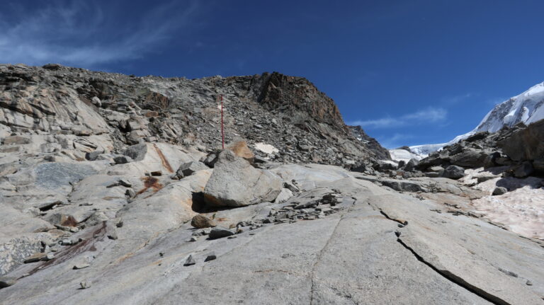 Leuchtstangen leiten von der Hütte über die Plattje zum Gletscherrand.