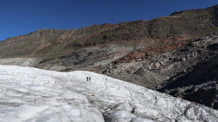 Alter Hüttenweg auf dem Grenzgletscher, ebenfalls mit Stangen markiert.