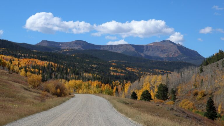 Anfahrt zum Stillwater Reservoir mit Blick auf den Flat Top Mountain