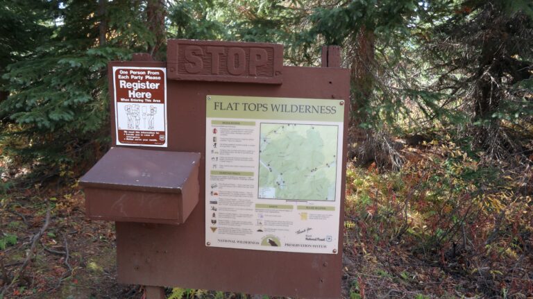 Das "Gipfelbuch" gibts am Trailhead. Hier kann man Namen, Datum und Ziel eintragen.