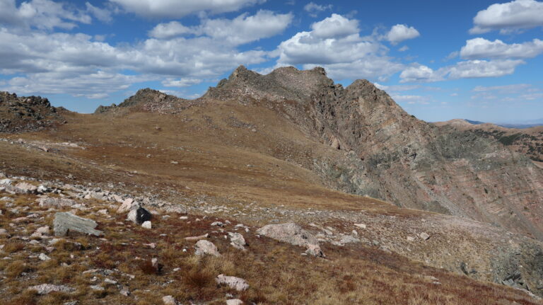 Der Gipfelaufbau des Mount Zirkel sieht nach einer eher unangenehmen Angelegenheit aus...