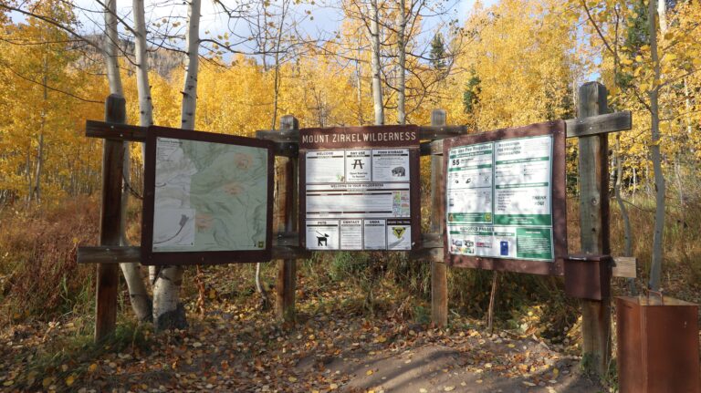 Infotafel am Slavonia Trailhead. Mir fiel erst beim Rückweg auf, dass man 5$ hätte bezahlen sollen...