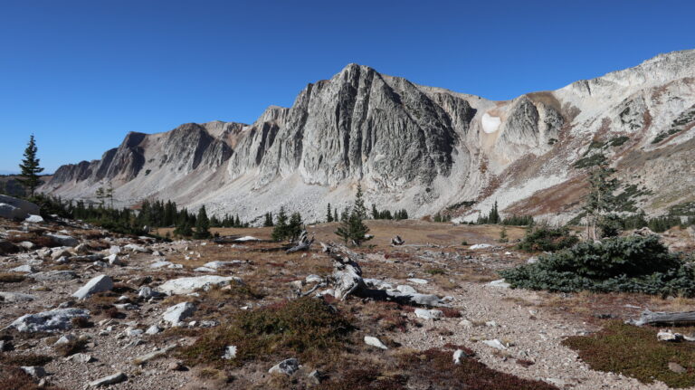 Dieser imposante Gipfel wurde früher für den Hauptgipfel der Snowy Range gehalten. Er ist aber 258 ft (79 m) niedriger als der jetzige Hauptgipfel.