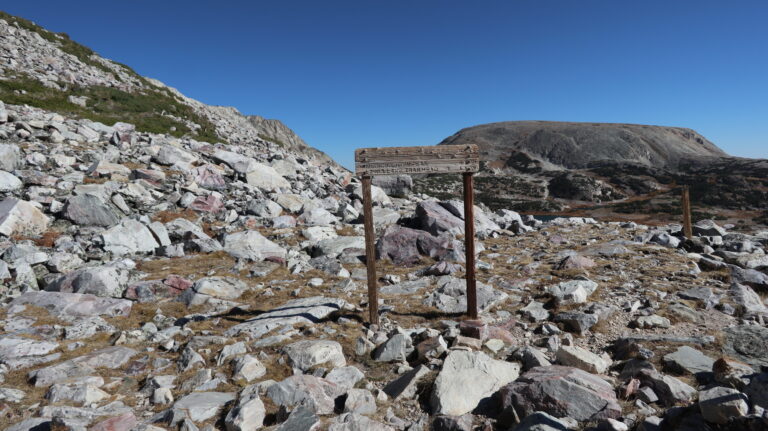 Am Pass zwischen Sugarloaf Mountain und Medicine Bow Peak