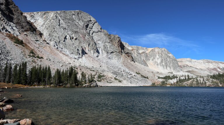 Am Lake Marie mit Blick auf die "Diamond Elevation"