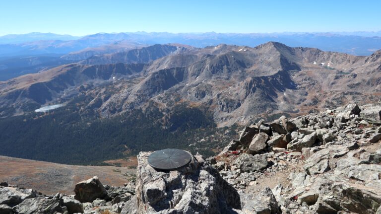 Vermessungspunkt auf dem South Arapaho Peak